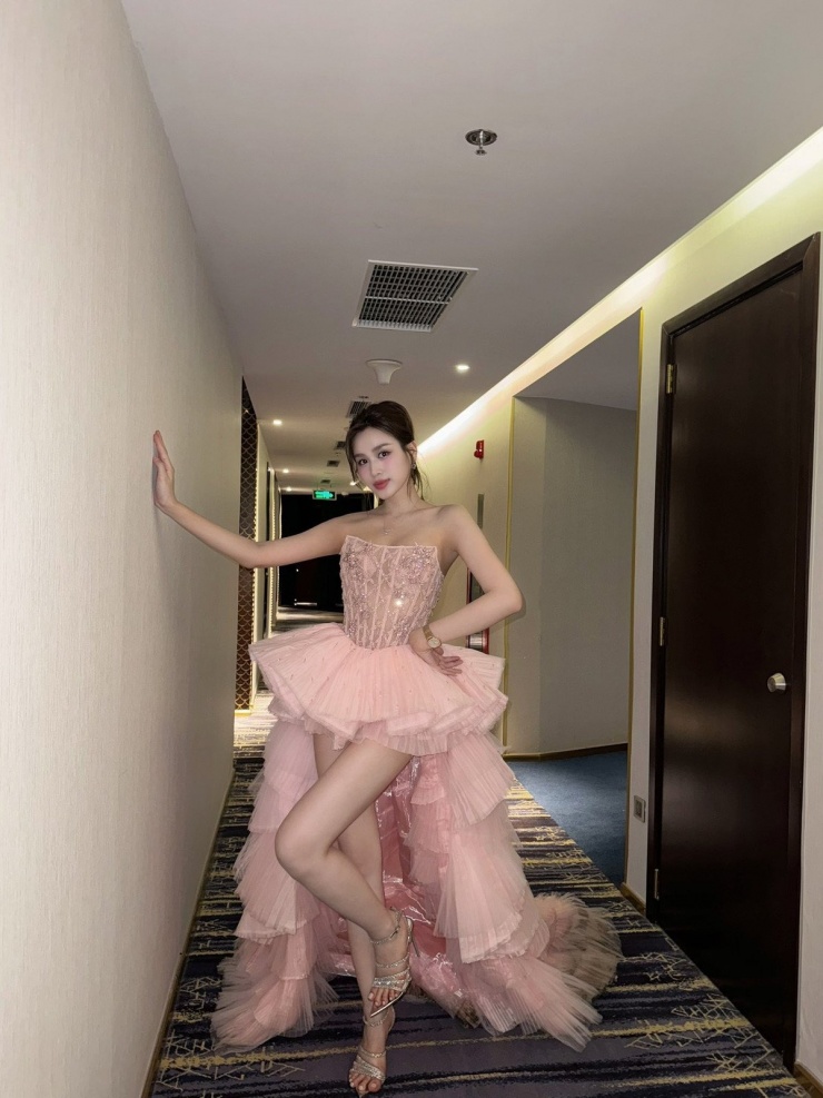 Điểm nhấn của trang phục chính là phần tà váy phía trước được cắt siêu ngắn, tạo hiệu ứng thị giác tối đa giúp người đẹp khoe trọn đôi chân dài miên man. Ảnh: FB Đỗ Thị Hà
