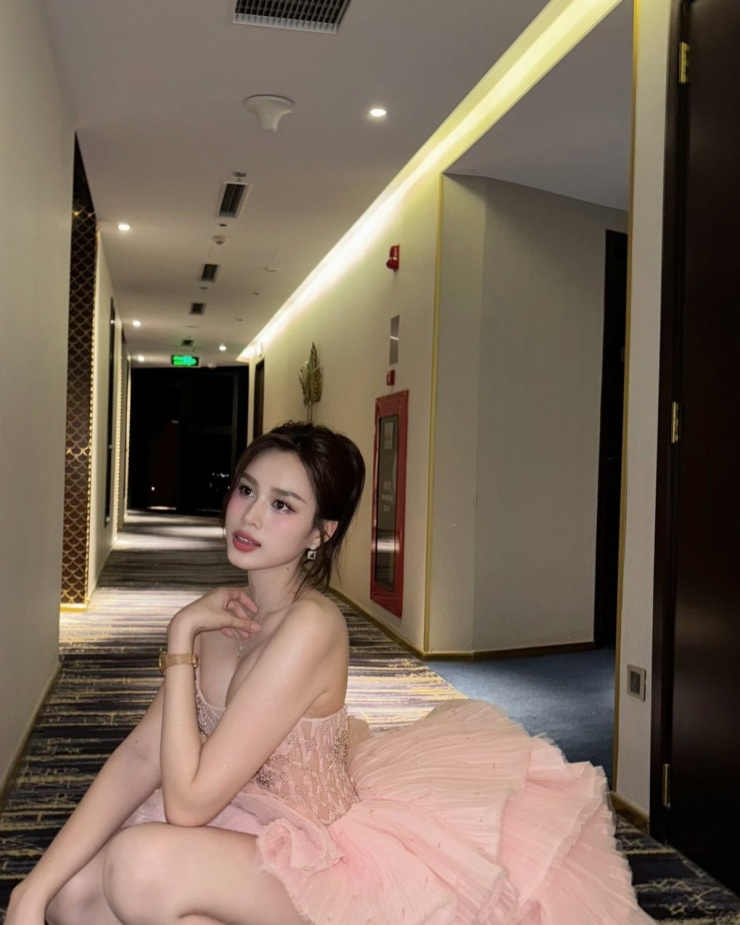 Với thiết kế đầm này, lợi thế hình thể của cô được phô diễn một cách triệt để, tôn lên vẻ đẹp thanh thoát và quyến rũ. Ảnh: FB Đỗ Thị Hà
