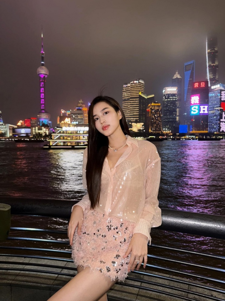 Trong các hình ảnh đời thường, cô cũng nhiều lần khéo léo khoe đôi chân dài của mình qua các bộ váy xẻ đùi cao gợi cảm. Ảnh: FB Đỗ Thị Hà

