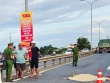 Đâm bạn gái rồi chạy ra đường, bị xe tông chết