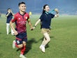 Quang Hải ăn mừng phấn khích, tặng huy chương cho bà xã Chu Thanh Huyền