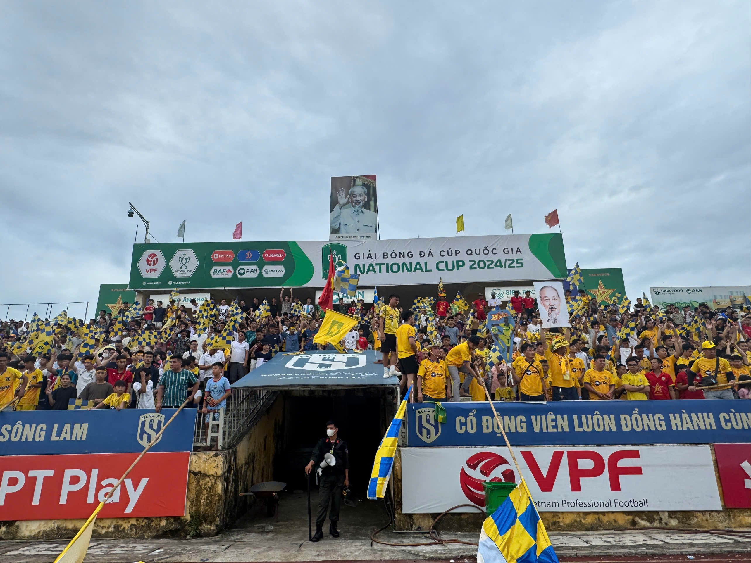 Bầu không khí náo nhiệt trên các khán đài sân Vinh