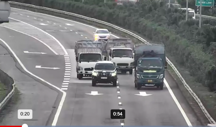 &nbsp;Hình ảnh ba ô tô rượt đuổi nhau trên cao tốc Nội Bài - Lào Cai. Ảnh: Cắt từ clip