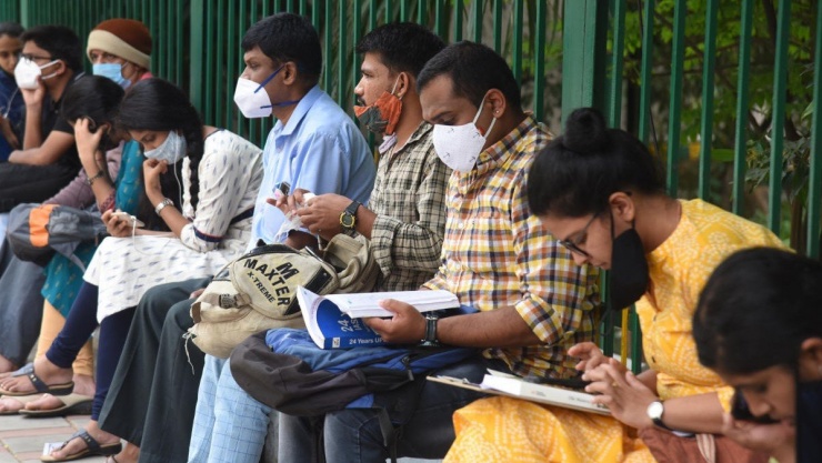 Những người đợi chờ trong một kỳ thi khốc liệt ở Ấn Độ. Ảnh: DH Photo/Deccanherald