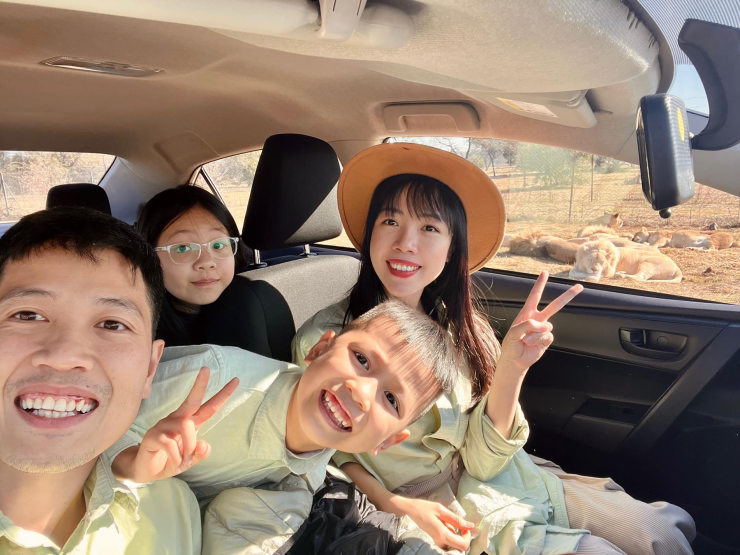 Vợ chồng chị Yến anh Trà cùng 2 con trong chuyến roadtrip ở châu Phi năm 2023