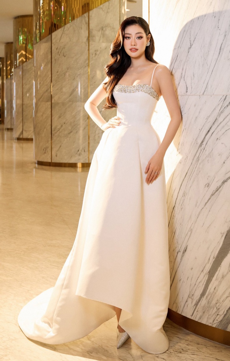 Khánh Vân, Lương Thùy Linh mặc sexy đọ sắc ở sự kiện - 1