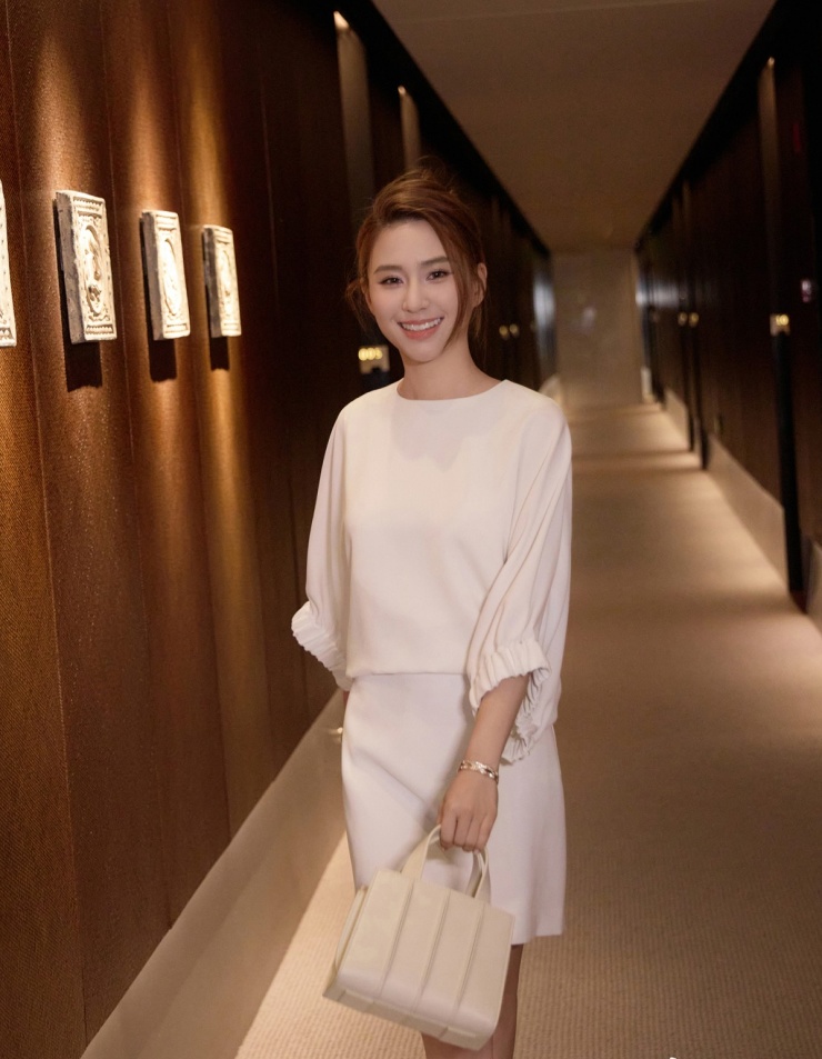 Người đẹp phối trang phục đi làm hôm 15/6.
