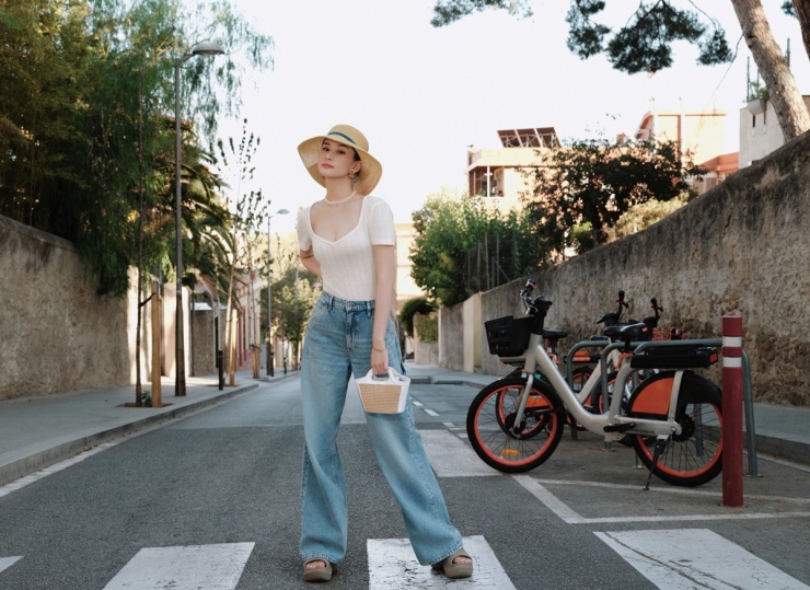 Ngày hè, cô chủ yếu chọn quần jeans ống rộng kết hợp áo thun.