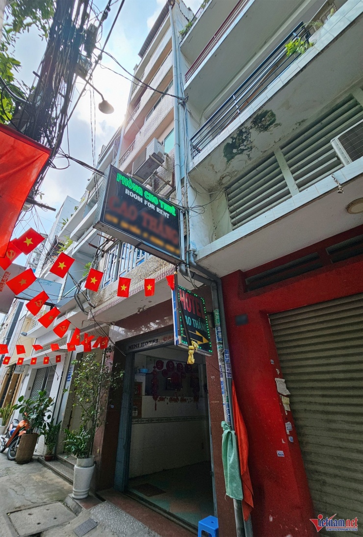 Phóng viên VietNamNet đến thăm nhà nghệ sĩ Mộng Tuyền trong con hẻm ở đường Cao Thắng, ngay phía sau mặt tiền Võ Văn Tần (Quận 3, TPHCM). Ngôi nhà 1 trệt, 5 lầu, có sân thượng, diện tích 4x15m. Năm 2011, bà đọc báo thấy nhà có vị trí tốt nên tới xem nhà. Chủ nhà nói: "Nhà này giá 10,3 tỷ đồng. Người khác em không bớt 1 đồng nhưng riêng chị em tặng 200 triệu". Bà vui nên mua ngay.