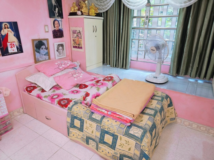 Chiếc giường ngủ điệu đà, nữ tính. Dưới giường có 2 hộc tủ nhỏ chuyên cất túi xách hoặc đồ lỉnh kỉnh.&nbsp;