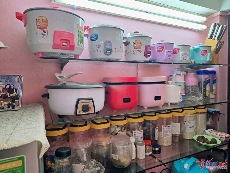 Tại góc bếp nhỏ, Mộng Tuyền thích nồi cơm điện nên mua cả chục cái sưu tầm chứ không sử dụng. Nhiều năm nay, mỗi buổi trưa, bà được các em thay phiên nhau nấu ăn mang đến nhà. Hơn 40 năm nay, bà ăn chỉ 1 bữa/ngày.