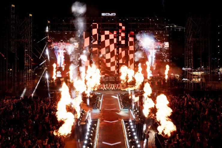 Đại nhạc hội Gama Music Racing Festival ghi dấu ấn nhờ sân khấu hoành tráng kết hợp đường đua dài 80 mét. Dù thiếu vắng tiết mục của ngôi sao quốc tế, chương trình vẫn giữ nguyên quy mô sân khấu, hệ thống âm thanh, ánh sáng, bàn nâng, siêu xe và hiệu ứng visual mapping đầu tư chỉn chu.