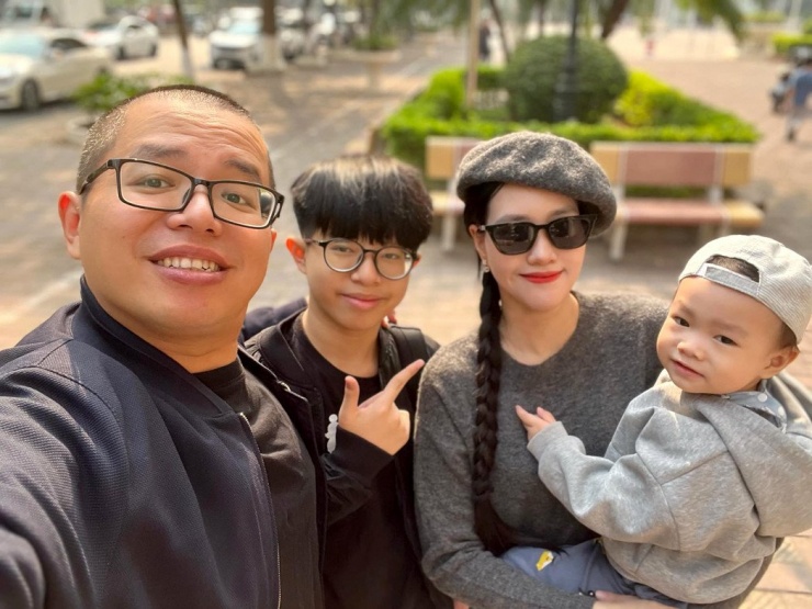 Thanh Hoa cùng đạo diễn Bùi Quốc Việt và 2 con.&nbsp;