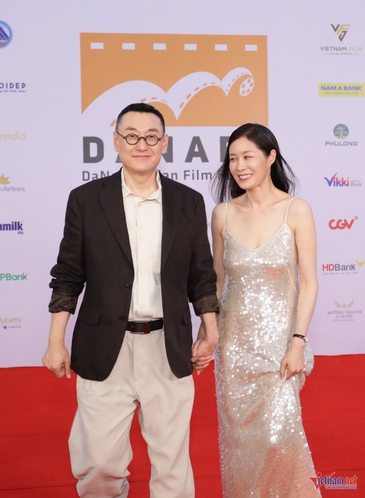 Diễn viên Moon So-ri và chồng - đạo diễn Jang Joon-hwan - Chủ tịch BGK Phim Châu Á dự thi.&nbsp;