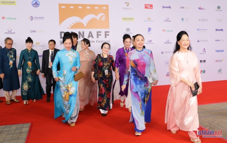  Dàn NSND Như Quỳnh, Lan Hương, NSƯT Chiều Xuân, Ngọc Thu, Tú  Anh. 