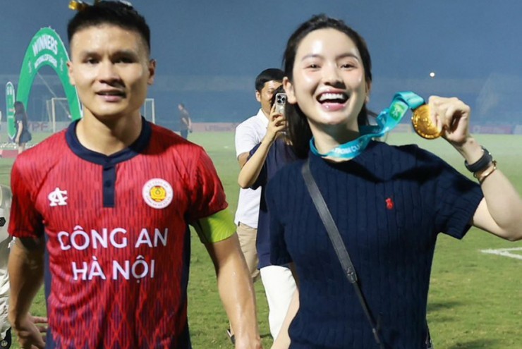 Quang Hải ôm hôn, nắm tay vợ chạy trên sân mừng vô địch Cup Quốc gia