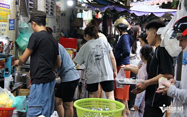 Ngay khi vừa mở bán, quán chè đã kín khách. Ảnh: Hà Nguyễn