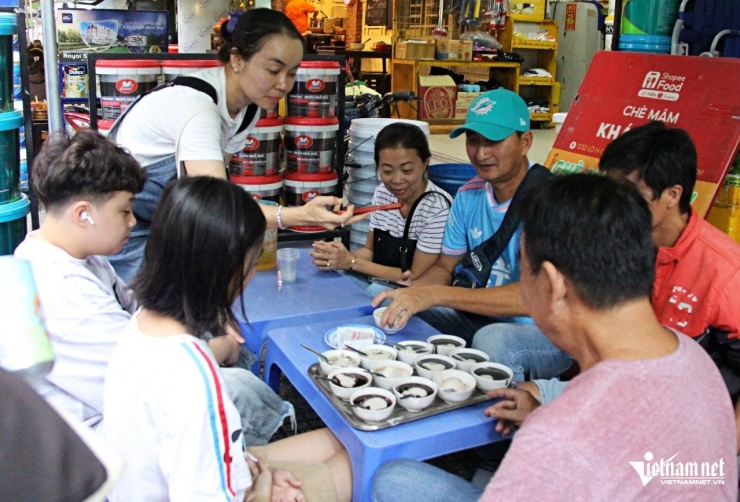 Quán chè mâm nửa thế kỷ ở TPHCM nườm nượp khách, bán gần 1.000 bát mỗi ngày - 9