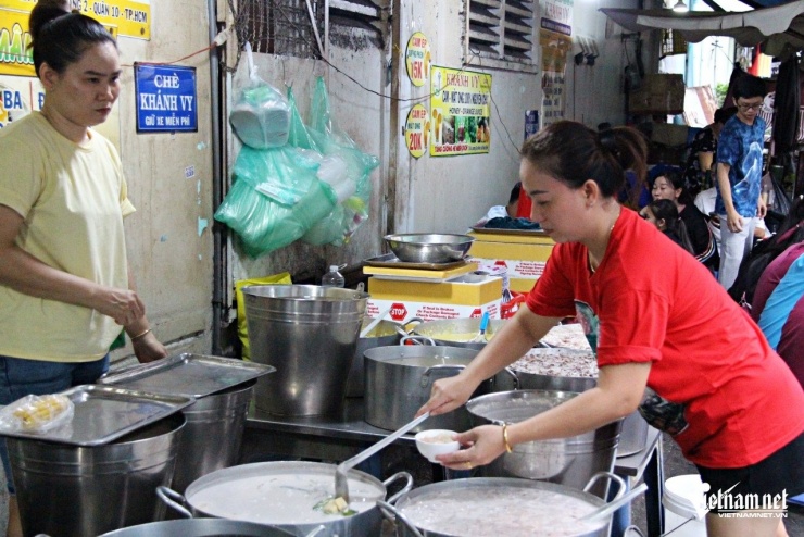 Khi có khách, nhân viên múc chè ra những bát nhỏ. Ảnh: Hà Nguyễn