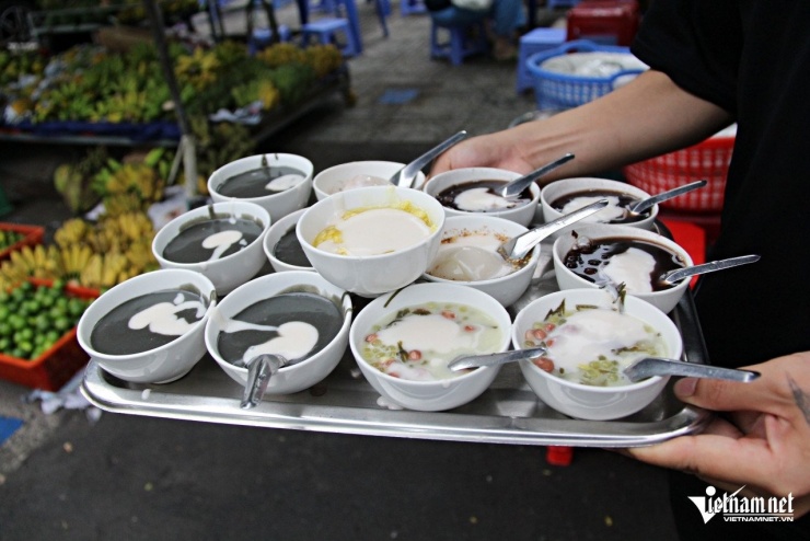 Các bát chè được đặt lên một mâm. Ảnh: Hà Nguyễn