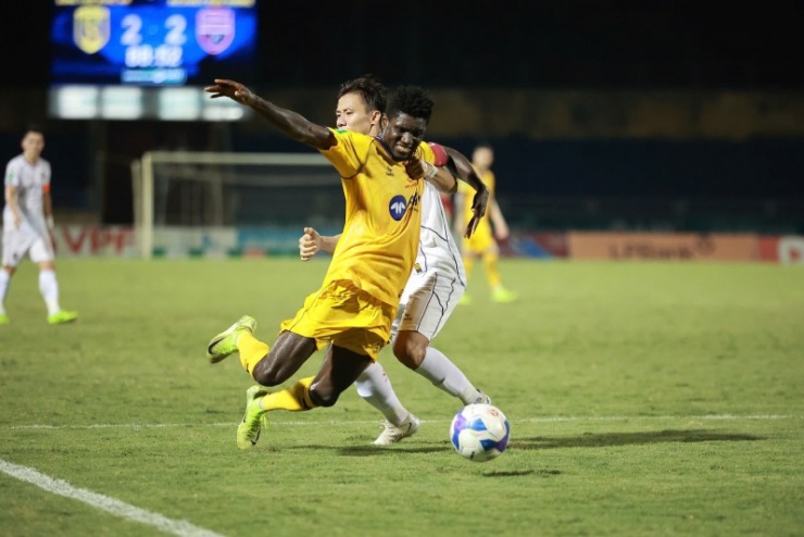 V.League bước vào giai đoạn chuyển nhượng sôi nổi.