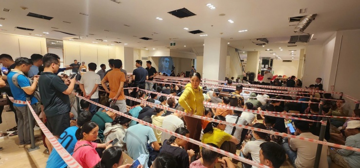 Dù thông báo nhận hồ sơ vào sáng nay, từ chiều qua, hàng trăm người đã xếp hàng để mua nhà ở xã hội An Trung 2