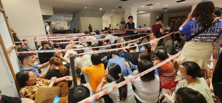Dòng người vạ vật xếp hàng trắng đêm chờ nộp hồ sơ mua nhà An Trung 2 (ảnh ghi nhận tối 29-6)