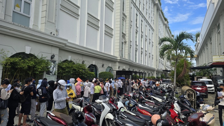 Dòng người xếp hàng sáng 30-6