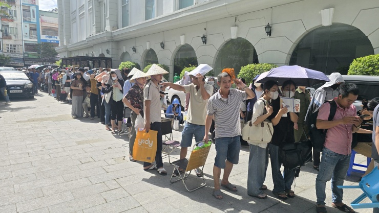 Thức trắng đêm xếp hàng, đánh nhau để giành suất nộp hồ sơ mua nhà ở xã hội - 4