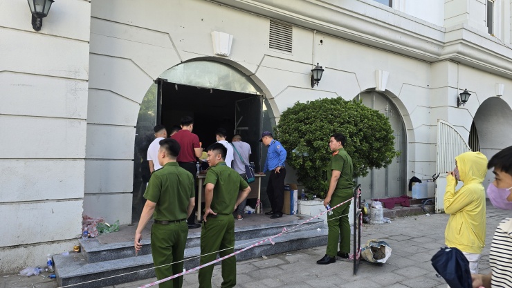 Lực lượng công an địa phương có mặt để đảm bảo an ninh khu vực