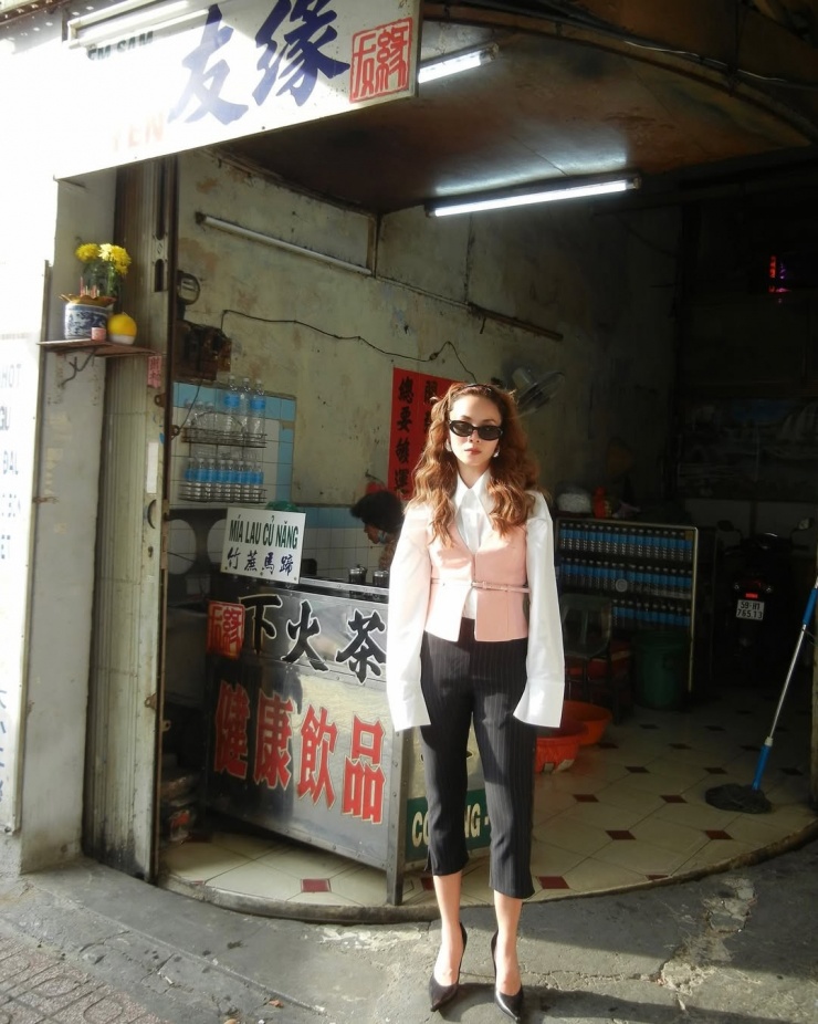 Ca sĩ Yến Trang phối gilet, sơ mi cùng quần capri - xu hướng hot được thế giới ưa chuộng từ năm ngoái.