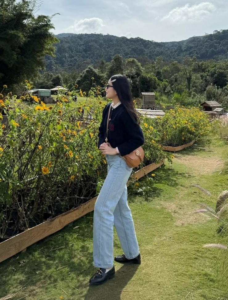 Á hậu Phương Anh chọn bộ cánh đơn giản khi đi du lịch, gồm cardigan, quần jeans, giày loafer.