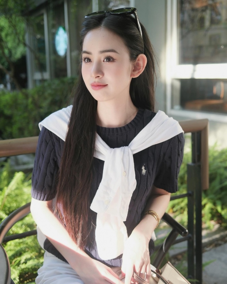 Người mẫu Hương Liên diện áo màu xanh tím than thêu logo hình kỵ sĩ chơi polo của Ralph Lauren - thương hiệu nổi tiếng gắn liền với Old Money trong thập niên cũ.