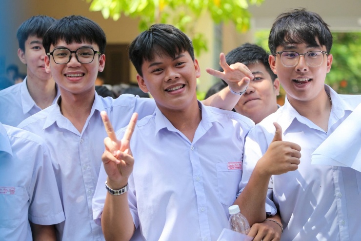Thí sinh vui mừng khi kết thúc thi tốt nghiệp THPT 2025. Ảnh: Xuân Ngọc