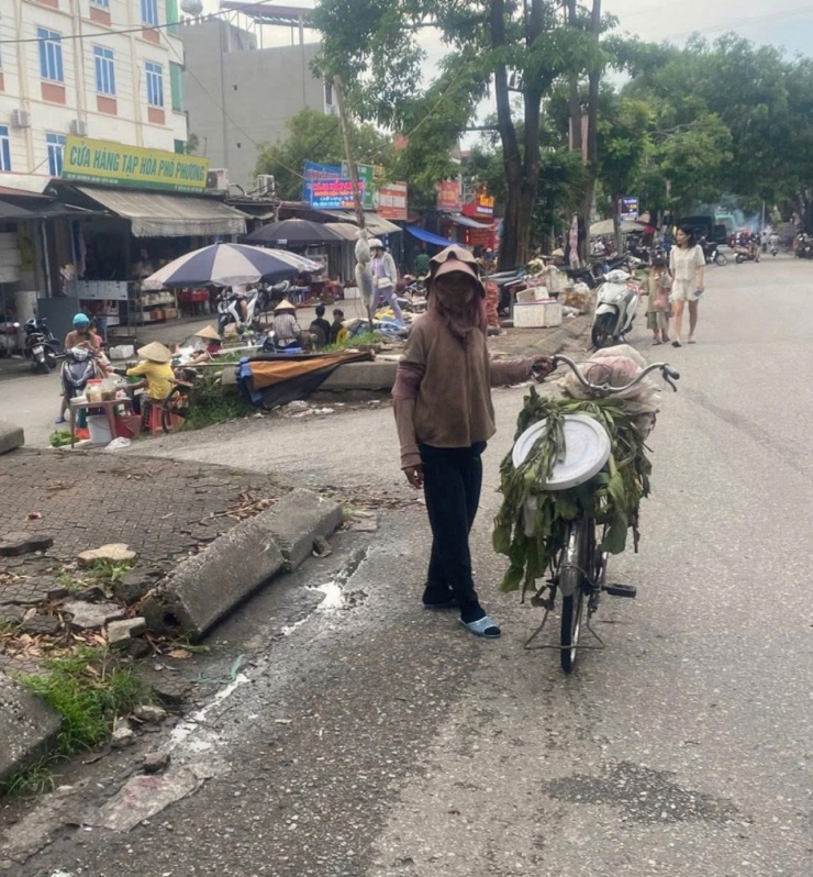 Hình ảnh bà Liễu được người dân phát hiện tại chợ Đông Du huyện Quế Võ, tỉnh Bắc Ninh. Ảnh: Nhân vật cung cấp