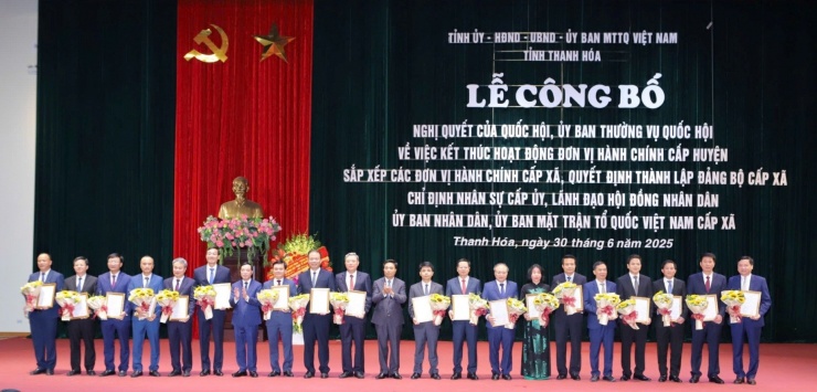 Lãnh đạo tỉnh Thanh Hóa trao quyết định cho các bí thư phường, xã. Ảnh: CTV
