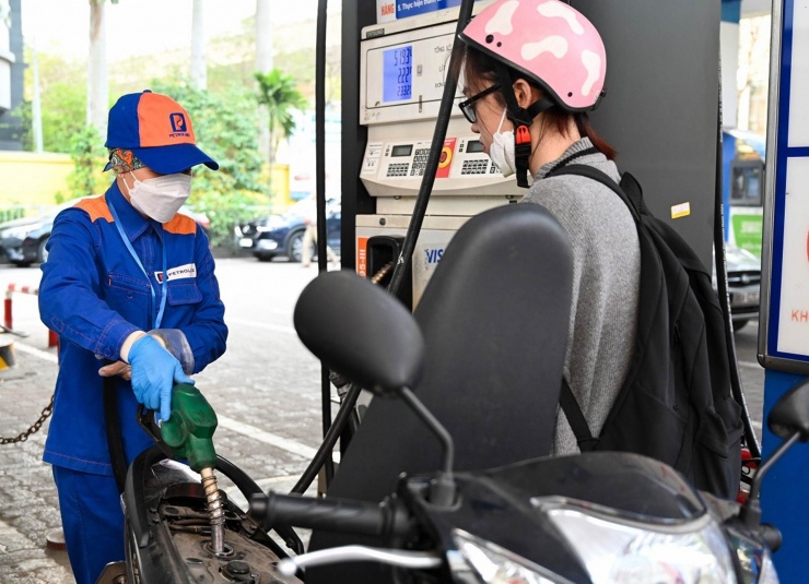 Giá xăng được điều chỉnh giảm. Ảnh: Nguyễn Huế