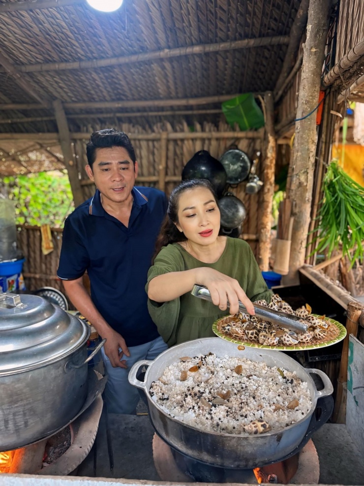 Huỳnh Anh Tuấn phá dỡ nhà chòi bị ngập nước, tốc mái sau mưa lớn - 8