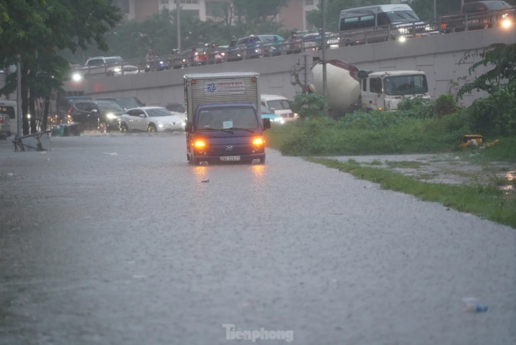 Một chiếc ô tô cố qua chỗ ngập sâu hướng về Hồ Tùng Mậu bị chết máy.