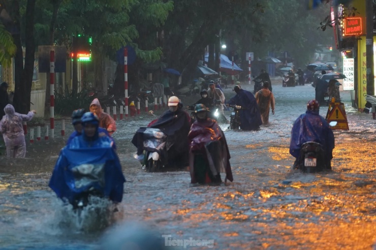 Tại khu vực đường Trần Bình (quận Cầu Giấy) nước ngập từ 30 - 50 cm, hàng loạt xe di chuyển qua đây đều chết máy.