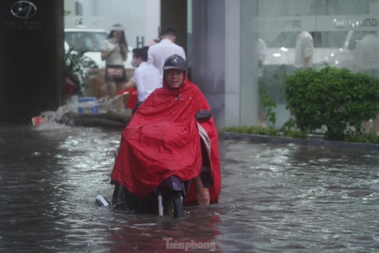 Nước ngập gần nửa bánh xe.