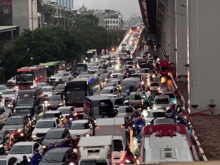 Khu vực cầu vượt Trường Chinh - Giải Phóng ùn tắc sau cơn mưa lớn, hàng trăm ôtô xếp hàng lên vành đai 2 trên cao.