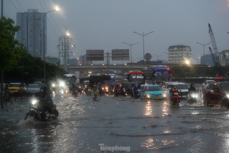 Nước lênh láng tại nút giao Phạm Hùng - Mai Dịch.
