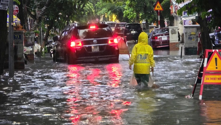 Các công nhân Thoát nước bố trí ứng trực, bảo đảm không để xảy ra ngập úng kéo dài, ảnh hưởng đến các phương tiện giao thông gia tăng vào giờ cao điểm.