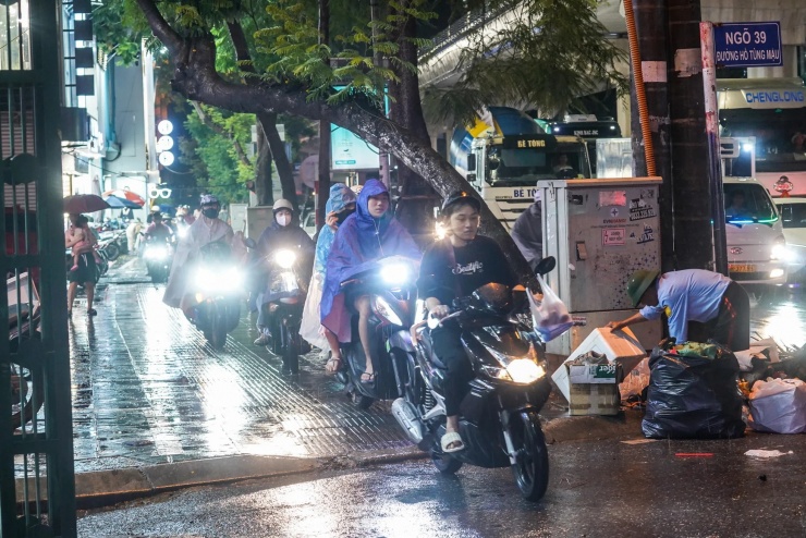 Sau cơn mưa là 'mệt và đói': Người Hà Nội lạc lối giữa tắc đường kéo dài đến đêm - 11