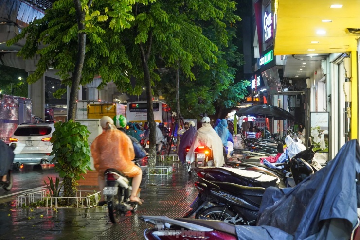 Nhiều người mắc kẹt hàng giờ trên đường đành leo vỉa hè để tìm lối thoát.