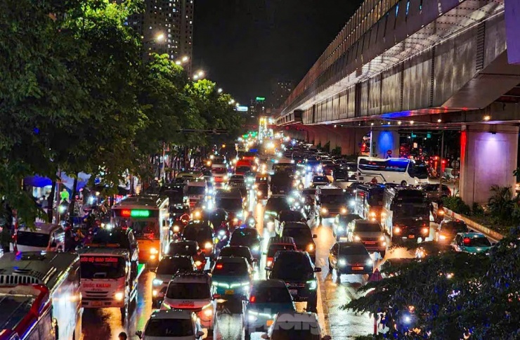 Đến hơn 20h cùng ngày, nhiều tuyến phố vẫn kẹt cứng, người dân chưa thể về nhà.