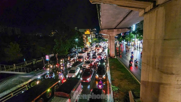 Dòng phương tiện nối đuôi nhau di chuyển chậm trên đường Hồ Tùng Mậu.