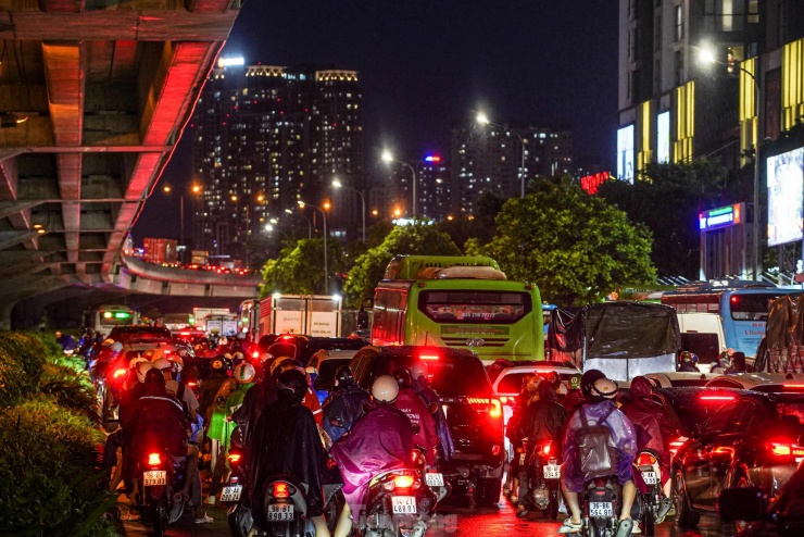 Tương tự, khu vực đường Phạm Hùng hướng về ngã tư Cầu Giấy cũng tắc cứng.