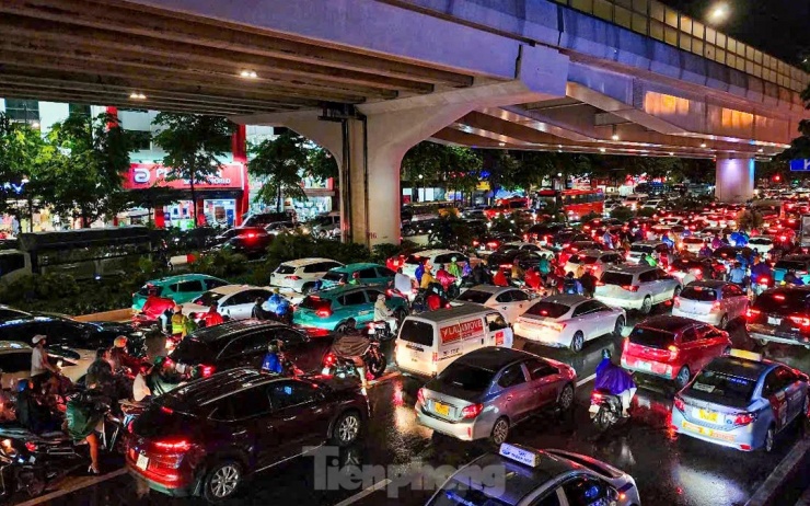 "Mưa lớn, tôi phải di chuyển gần 3 tiếng cho quãng đường chưa tới 10 km. Vừa mệt, vừa đói", anh Dũng (quận Cầu Giấy) chia sẻ.